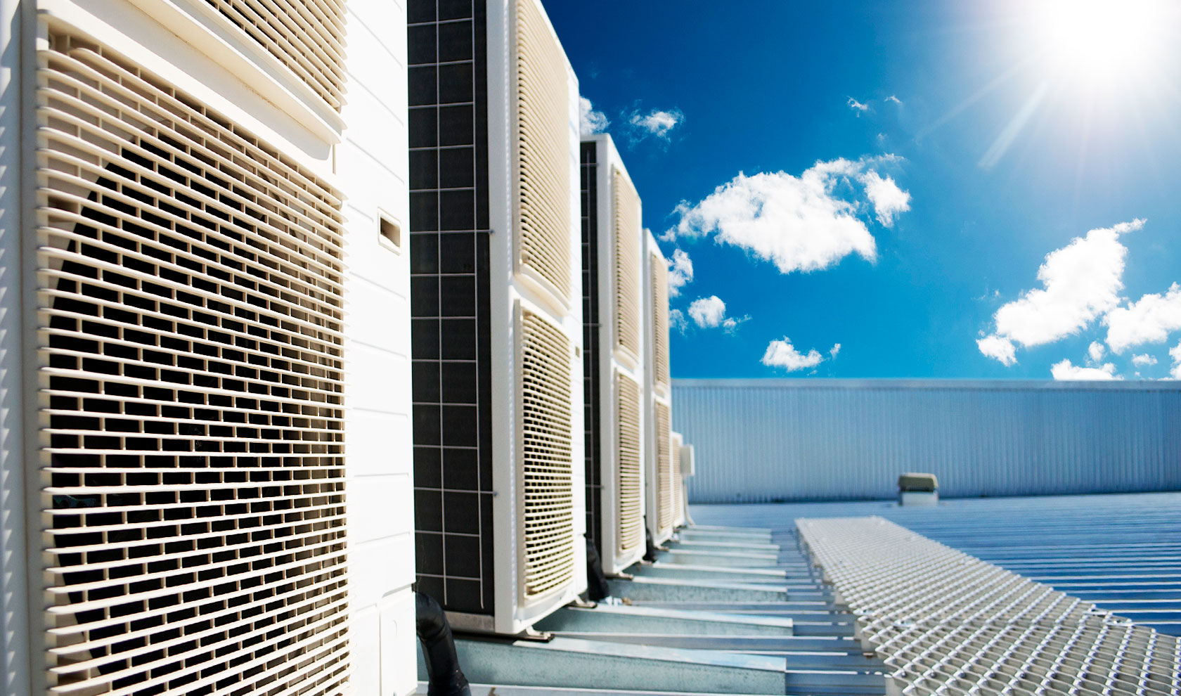 Air conditioning Kältetechnik Frankonia-Hydraulik, Ventilatoren auf Dach, Belüftungssystem bewölkter sonniger Himmel