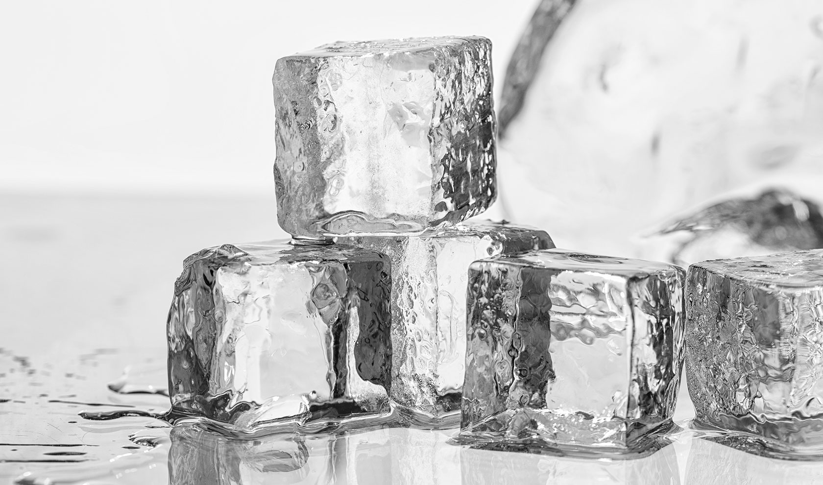 Eiswürfel Kältetechnik Frankonia-hydraulik, Eiswürfel schmelzen auf grauem Tisch