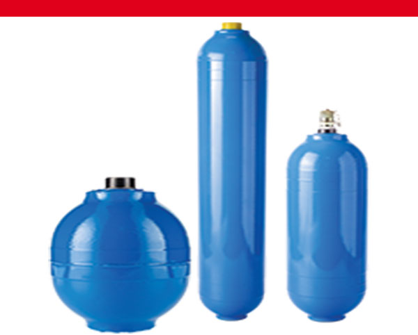 Drei Druckspeicher, Geschweißte Blasenspeicher ACS von Hydro-Leduc, blau, länglich, roter Balken oben