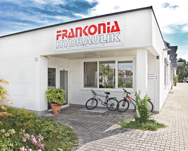 Frankonia-Hydraulik Eingangsbereich Firmengebäude, Fahrräder, Pflanzen